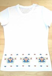 Kirmakiri t-sräk lilleline Suurus S, M, L, XL Materjal 100% polüester Masinpesu 40 kraadiga. Pakendatud kinkepakendisse. Prinditud Eestis, käsitööna.